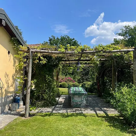 Casetta In Giardino Con Piscina Луино