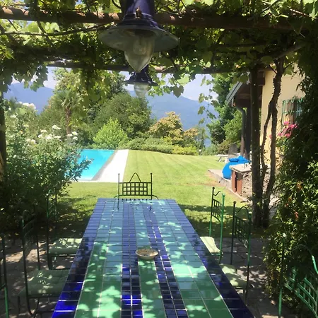Casetta In Giardino Con Piscina Луино